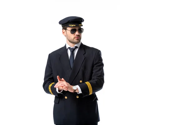 Портрет молодого пілота в сонцезахисних окулярах дивиться ізольовано на білому — стокове фото