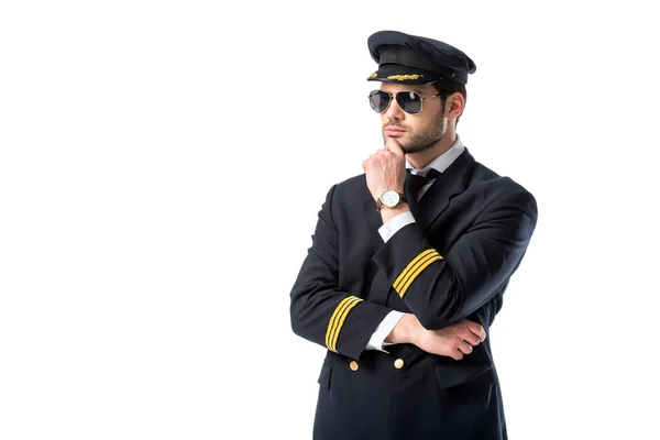 Portrait de jeune pilote songeur dans des lunettes de soleil isolées sur blanc — Photo de stock