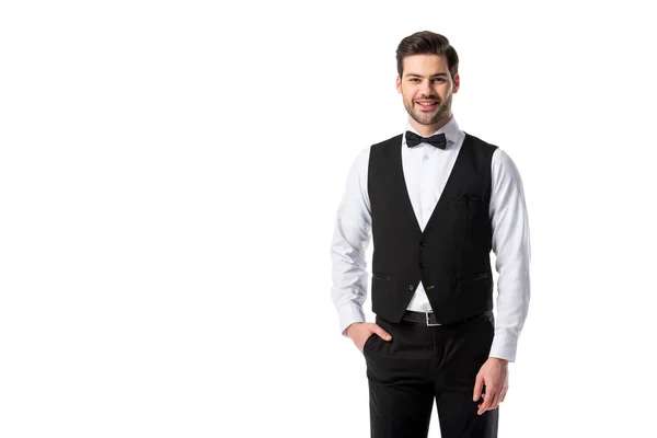 Портрет усміхненого гарного офіціанта в костюмі жилета з краваткою ізольовано на білому — стокове фото