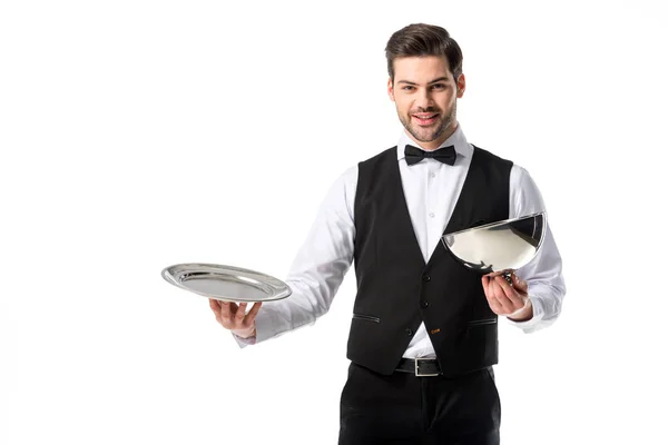 Retrato de camarero barbudo guapo en chaleco de traje con bandeja de servir vacía aislada en blanco - foto de stock