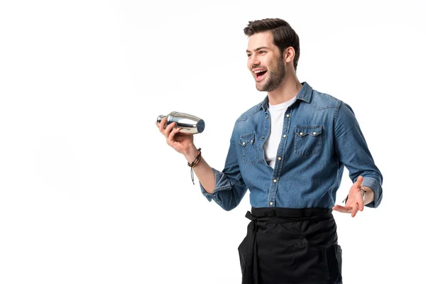 Fröhlicher Barmann in Schürze mit Shaker in der Hand isoliert auf weiß — Stockfoto