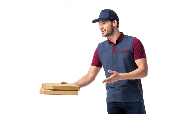 Homem de entrega sorridente com caixas de pizza de papelão isolado em branco — Fotografia de Stock