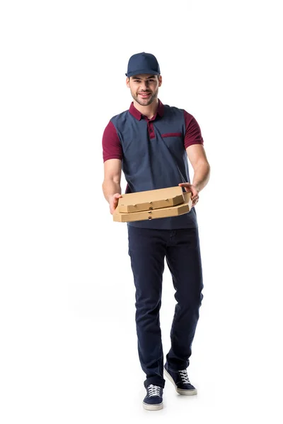 Uomo consegna sorridente con scatole di cartone pizza isolato su bianco — Foto stock