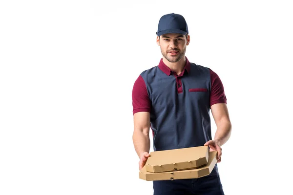 Retrato del joven repartidor con cajas de pizza de cartón aisladas en blanco - foto de stock
