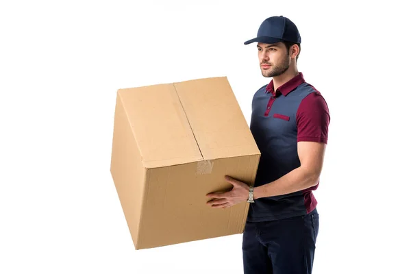 Vista laterale dell'uomo di consegna in tappo con scatola di cartone in mani isolate su bianco — Foto stock