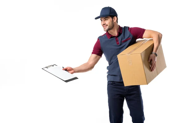 Livreur souriant avec boîte en carton, bloc-notes vide et stylo isolé sur blanc — Photo de stock