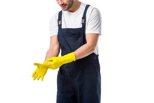 Colpo ritagliato di detergente indossare guanti di gomma isolati su bianco — Foto stock