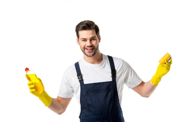 Retrato de limpiador alegre en guantes de goma con detergente y esponja aislados en blanco - foto de stock