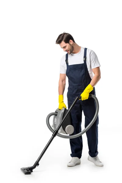 Nettoyeur en uniforme et gants en caoutchouc avec aspirateur isolé sur blanc — Photo de stock
