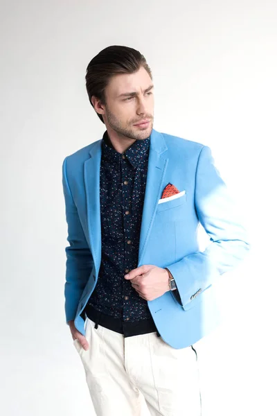 Jovem bonito na jaqueta azul elegante no branco — Fotografia de Stock