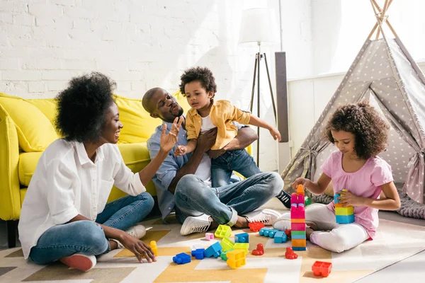 Familia afroamericana pasando tiempo juntos en casa — Stock Photo