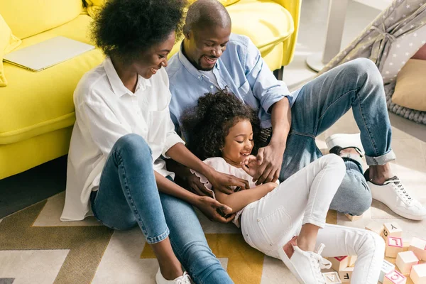 Alegre afro-americano jogar juntos em casa — Fotografia de Stock