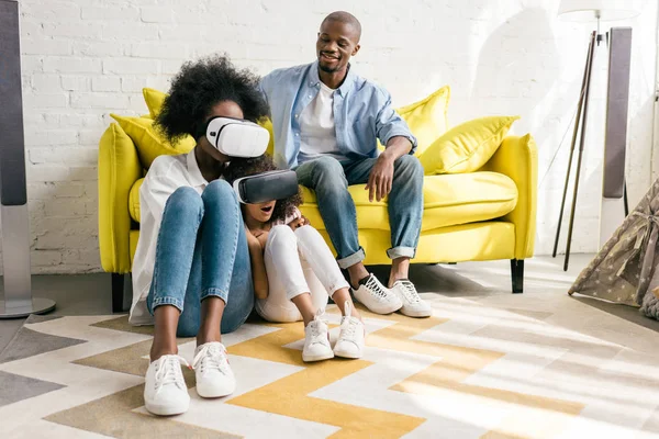 Afro-americano em realidade virtual headset se divertindo juntos em casa — Fotografia de Stock
