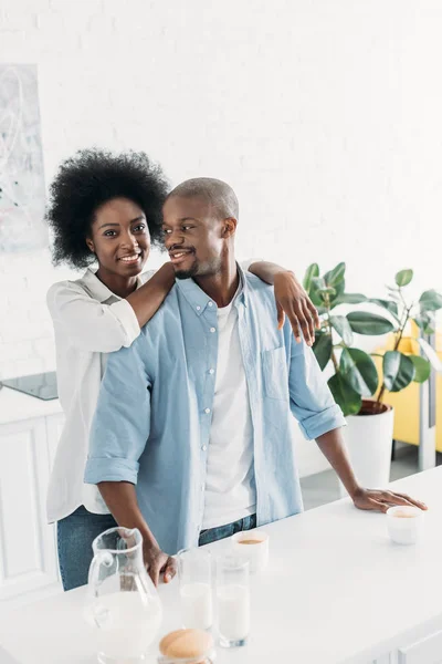 Africano casal americano de manhã na cozinha em casa — Fotografia de Stock