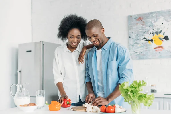 Retrato de cocina afroamericana desayuno juntos en la cocina en casa - foto de stock