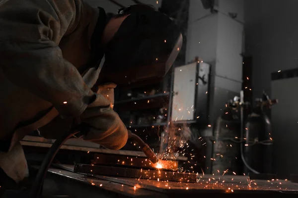Fabricação de metal de solda trabalhador com faíscas na fábrica — Fotografia de Stock