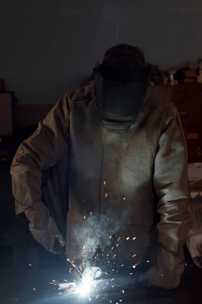 Виробництво робітника зварювального металу з іскрами на заводі — стокове фото