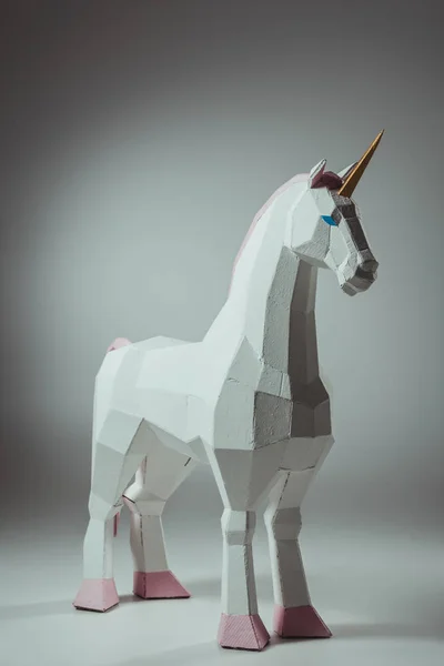 Gran escultura unicornio blanco, sobre gris - foto de stock