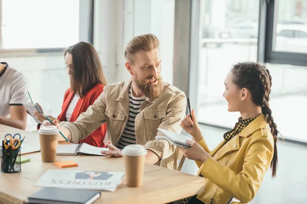 Colegas profesionales de negocios hombres y mujeres en la oficina moderna - foto de stock