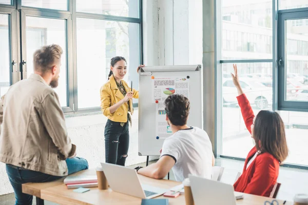 Uomini d'affari di successo discutono presentazione in ufficio luce moderna — Foto stock