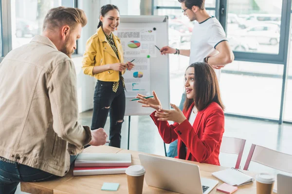 Colleghi professionisti che discutono i risultati aziendali in uffici moderni — Foto stock