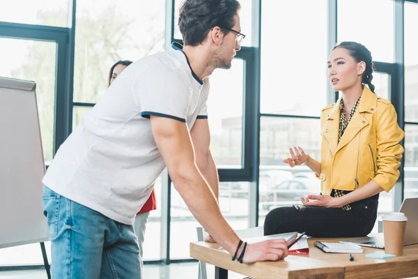 Uomini d'affari di successo che parlano in ufficio leggero moderno — Foto stock