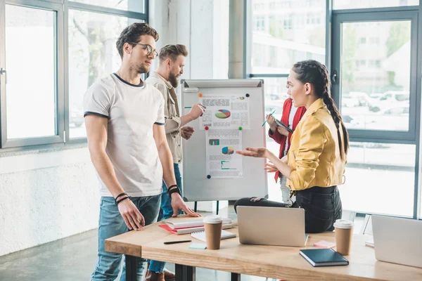 Colegas profesionales de negocios hombres y mujeres que se comunican en la oficina moderna - foto de stock