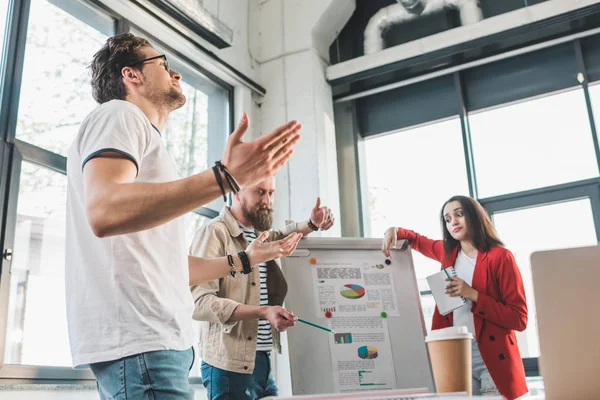 Colleghi d'affari professionisti uomini e donne discutono sulla presentazione in ufficio moderno — Foto stock