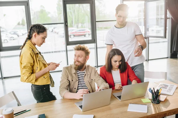 Colegas profesionales de negocios hombres y mujeres discutiendo ideas en la oficina moderna - foto de stock