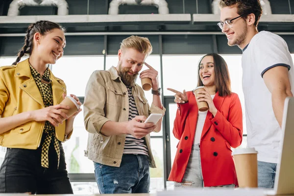 Uomini d'affari di successo prendono in giro il loro collega nel moderno ufficio luce — Foto stock