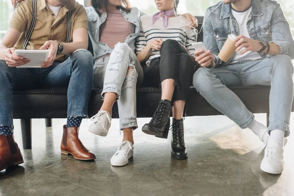 Abgeschnittene Ansicht von Geschäftsleuten, die zusammen in einem modernen hellen Büro ruhen — Stockfoto