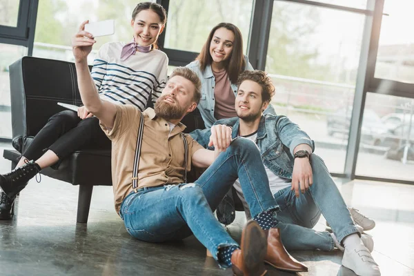 Equipe de negócios diversa tirando selfie no espaço de trabalho leve — Fotografia de Stock