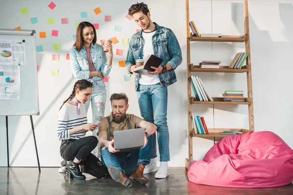 Des gens d'affaires prospères partageant des idées dans un bureau léger moderne — Photo de stock