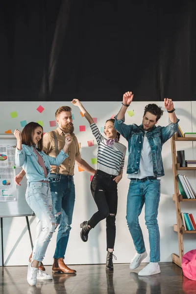 Diversifiziertes Business-Team feiert Erfolg in hellen Arbeitsräumen — Stockfoto