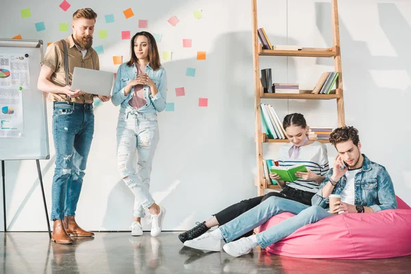 Colegas profesionales de negocios hombres y mujeres durante las nuevas ideas de investigación en la oficina moderna - foto de stock