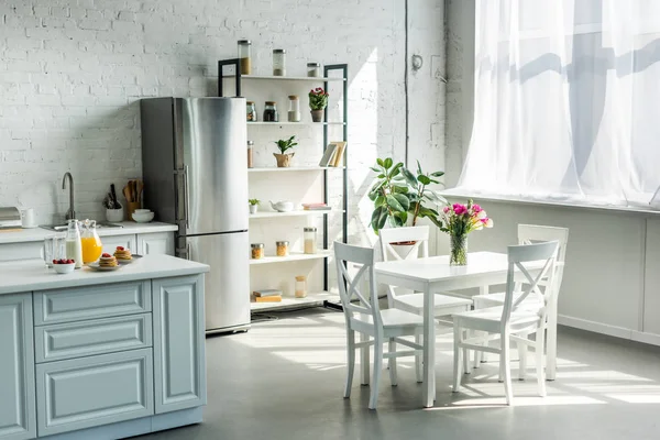 Intérieur de la cuisine moderne et lumineuse pendant la journée ensoleillée — Photo de stock