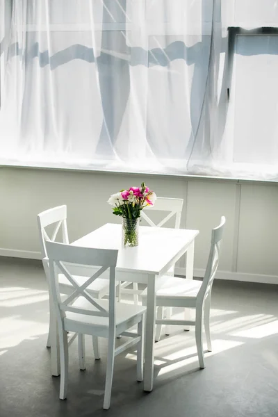 Bouquet de tulipes sur table dans une cuisine moderne et lumineuse — Photo de stock