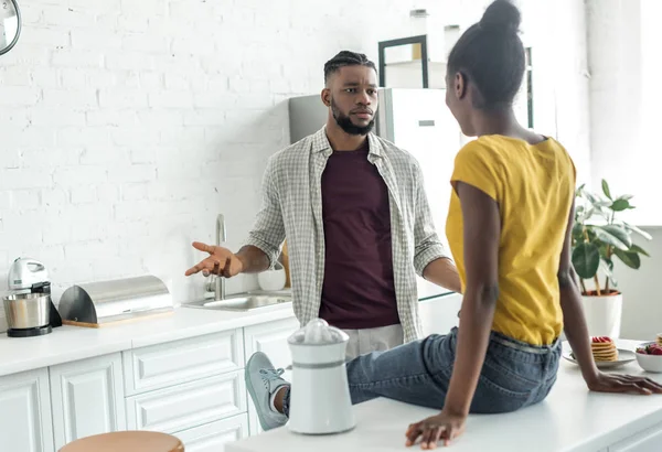 Africano casal americano ter dificuldades de relacionamento na cozinha — Fotografia de Stock