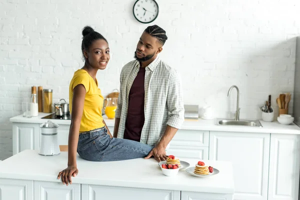 Africano americano pareja en moderno luz cocina - foto de stock