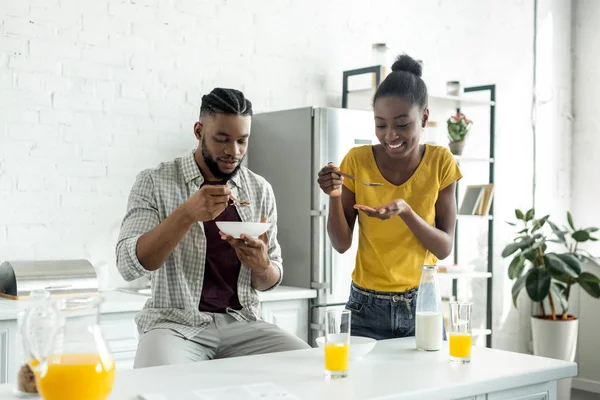 Africano casal americano tomando café da manhã na cozinha — Fotografia de Stock