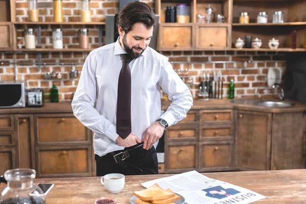 Bonito solitário empresário vestir para o trabalho na cozinha — Fotografia de Stock