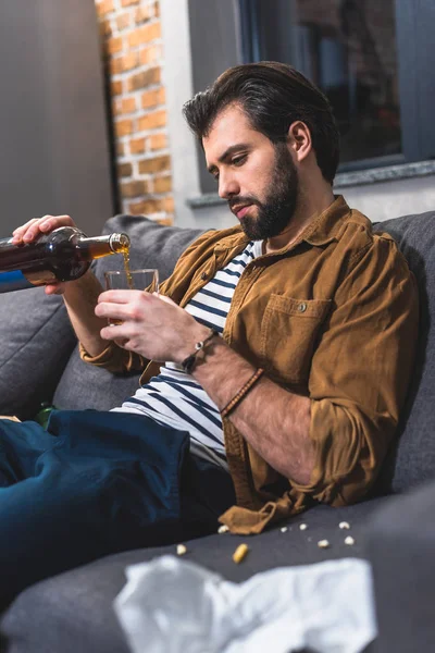 Einzelgänger gießt Whiskey im Wohnzimmer ins Glas — Stockfoto