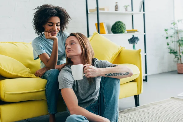 Jovem afro-americana com namorado segurando xícara de café — Fotografia de Stock