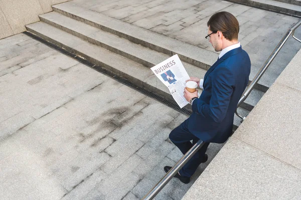 Blick aus der Vogelperspektive auf junge Geschäftsleute mit Coffee to go Zeitung lesen — Stockfoto