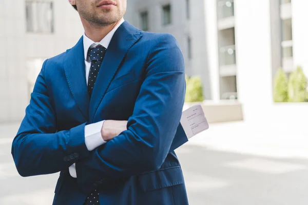 Plan recadré de l'homme d'affaires en costume bleu élégant avec les bras croisés — Photo de stock