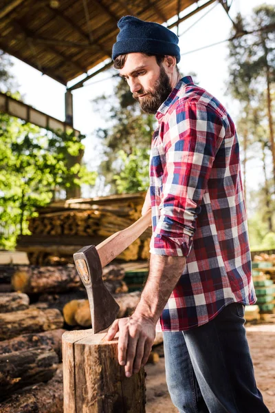 Bärtiger Holzfäller im karierten Hemd bereitet sich auf Baumfällarbeiten an Sägewerk vor — Stockfoto