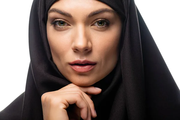 Retrato de hermosa joven musulmana en hiyab aislado en blanco - foto de stock