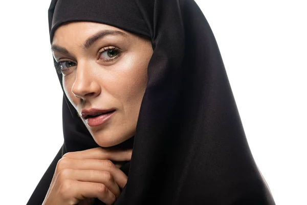 Hermosa joven musulmana en hijab aislado en blanco - foto de stock