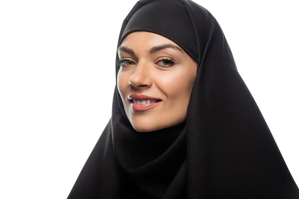 Lächelnd attraktive junge Muslimin im Hijab isoliert auf weiß — Stockfoto