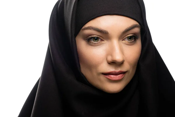 Atractiva joven musulmana en hiyab aislado en blanco - foto de stock